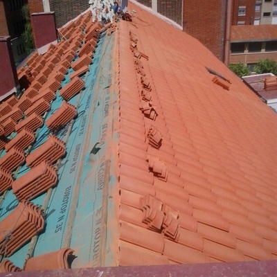 Reforma de cubierta de edificio a dos aguas