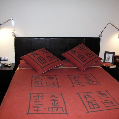 Reforma dormitorio en Barcelona: apliques de lectura en la pared