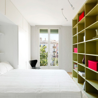 dormitorio con estantería