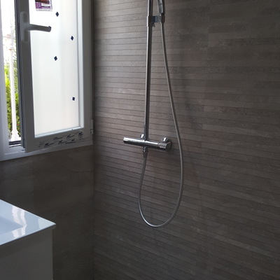 Reforma integral baño donde destaca el cambio de bañera por plato de ducha de obra al ras del suelo