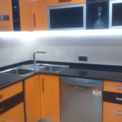 Reforma integral de cocina moderna en color melocotòn y wengue en Palma