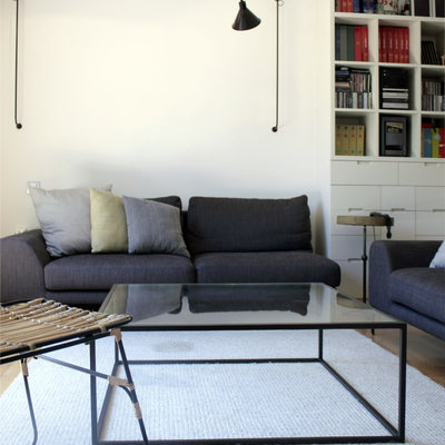 Salón con estantería de esquina