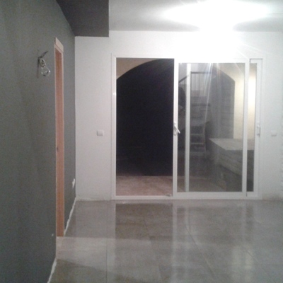 Reforma planta baja con instalación eléctrica, forrado de piedra y pintado completo en varios colores.