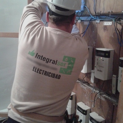 Reparar y asegurar contador y cuadro incendiados 