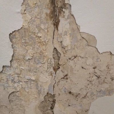 Reparar paredes agrietadas y con humedad