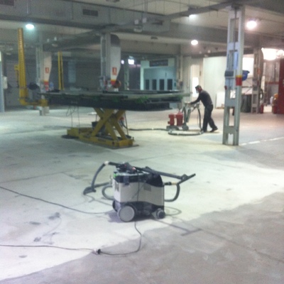 Reparación del pavimento en taller mecánico con resinas de epoxi 