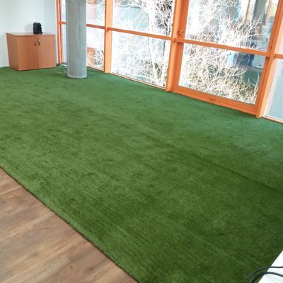 Instalación de cesped artificial en oficina