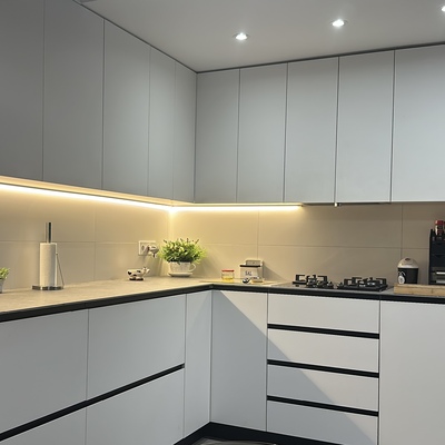 Reforma completa de cocina moderna con isla y encimera porcelánica