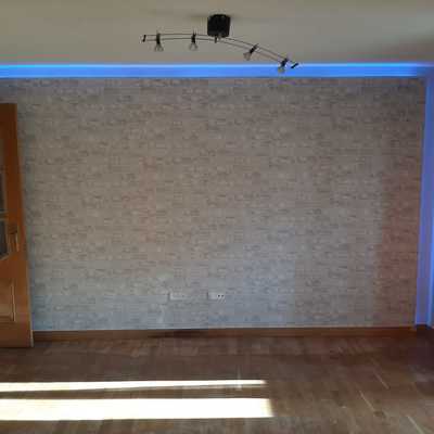 Pintura en dos tonos de piso y decoración con falsa pared elaborada en pladur y luz led