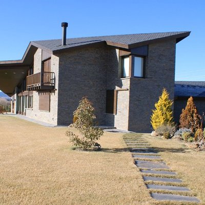 REVESTIMIENTO EXTERIOR EN MAMPOSTERÍA RÚSTICA.