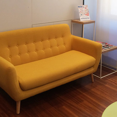 Sala de espera infantil. Asientos para adultos.