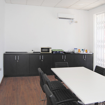 Suelo laminado y mobiliario de oficina