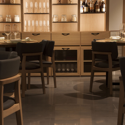 Sala principal con mueble-despensa de roble