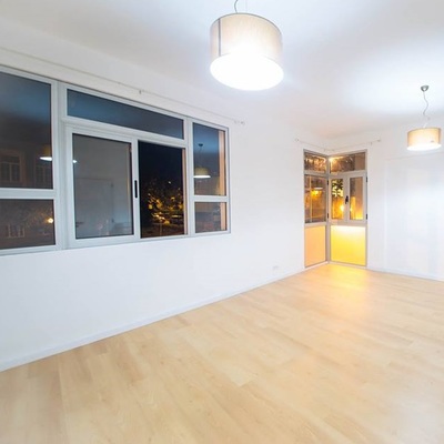 Instalación de suelo laminado y armario