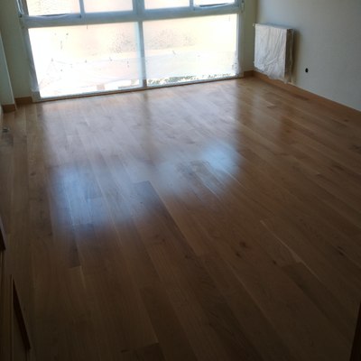 Instalación de suelo de madera multicapa de roble una lama