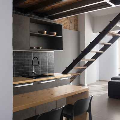 Pequeño estudio con buhardilla