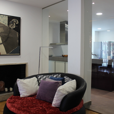 Salon, cocina, tabiqueria de cristal mobiliario