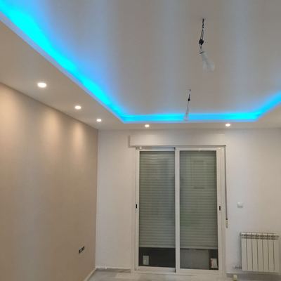 Techo con iluminacion indirecta de led