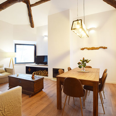 Salón-comedor con iluminación artificial