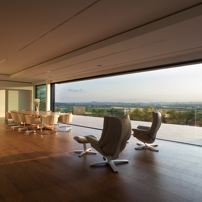 Salón comedor con ventanal de 10 metros motorizado