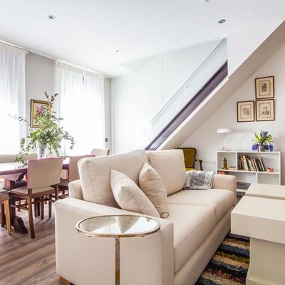 Salón comedor de cocepto abierto en apartamento turístico