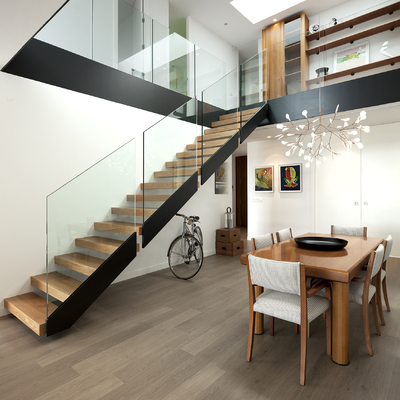 Salón-comedor. Escalera volada y doble altura