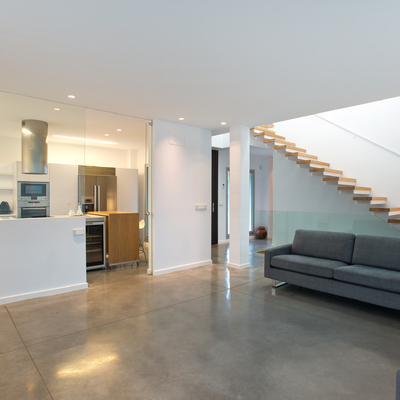 Salón con cocina vista