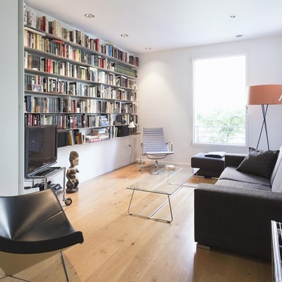 Salón con estantería a medida