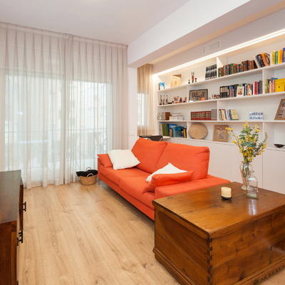 Salón con mueble de biblioteca hecho a medida