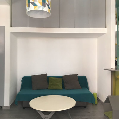 Salón con sofa y armario alto