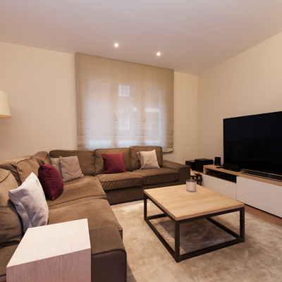 Salón con un gran sofá