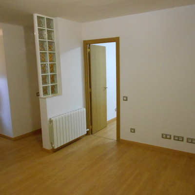 Salón distribuidor con columna de Pavés