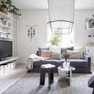 Salón en tonos grises y verde