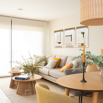 Salón gris y madera