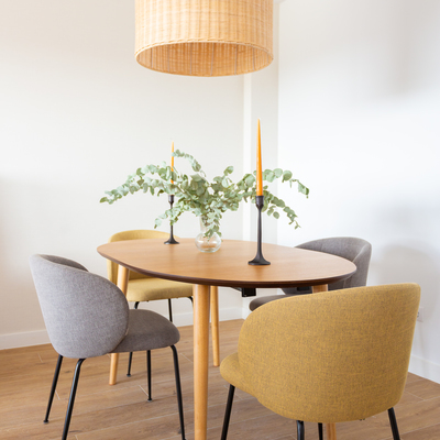 Salón gris y madera