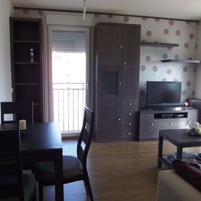 Salón moderno, a medida. Adaptado a espacio y circunstancias de radiador.