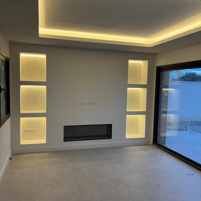 Diseño de salón moderno con iluminación LED integrada en Granada