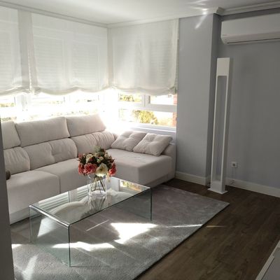 SALÓN SOFÁ CORTINAS