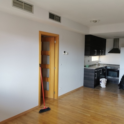 Piso pintado en liso.