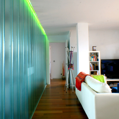 salón y estar conectados a través de un plano translúcido