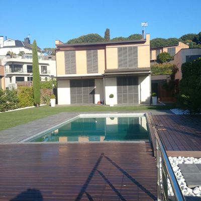 Imagen de la casa desde el final del jardín