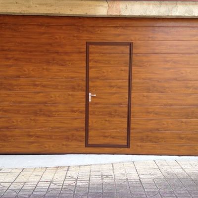 Seccional con puerta peatonal imitación madera