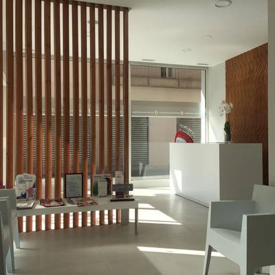 Separador en madera barniz natual