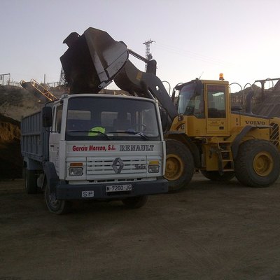 Movimientos de tierras, Excavacion vaciado piscina, limpieza de terrenos, servicio camión grúa 