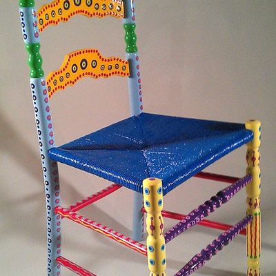 Silla de madera customizada con detalles de círculos