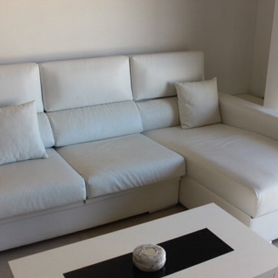 Sofá y mesa centro.