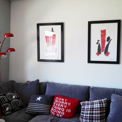 Sofá y toques rojos