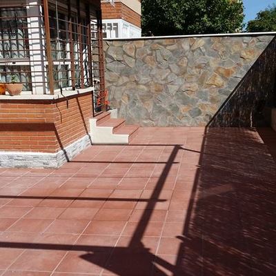 Solar 35m2 levantar muro y enfoscar colocando piedra