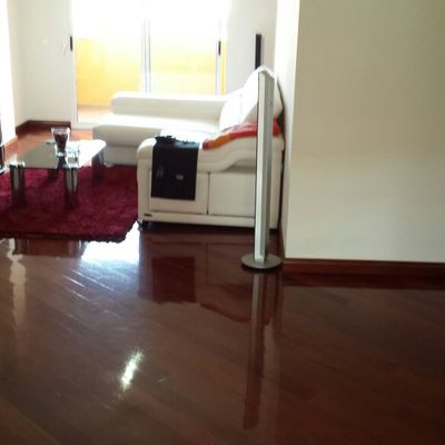 Suelo de madera en alto brillo