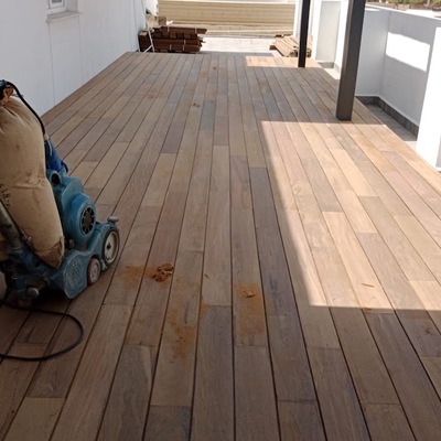 Tarima exterior de ipe en ático